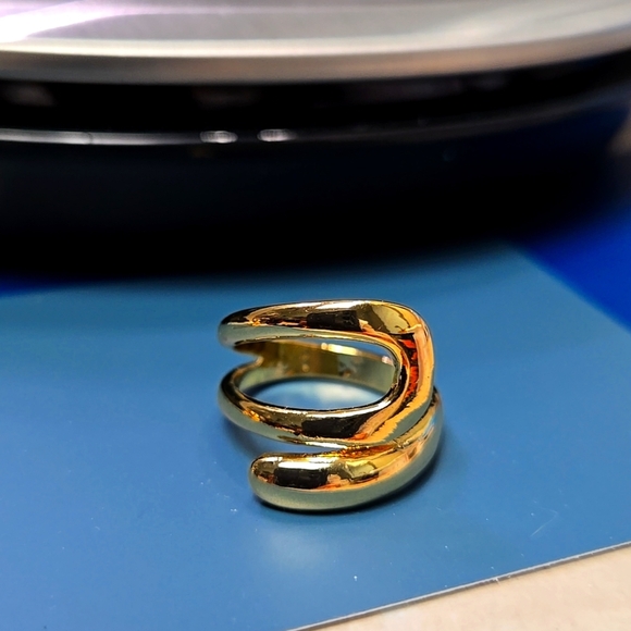 Simple Gold Tone Fashion Ring Size 6 - Picture 10 of 10